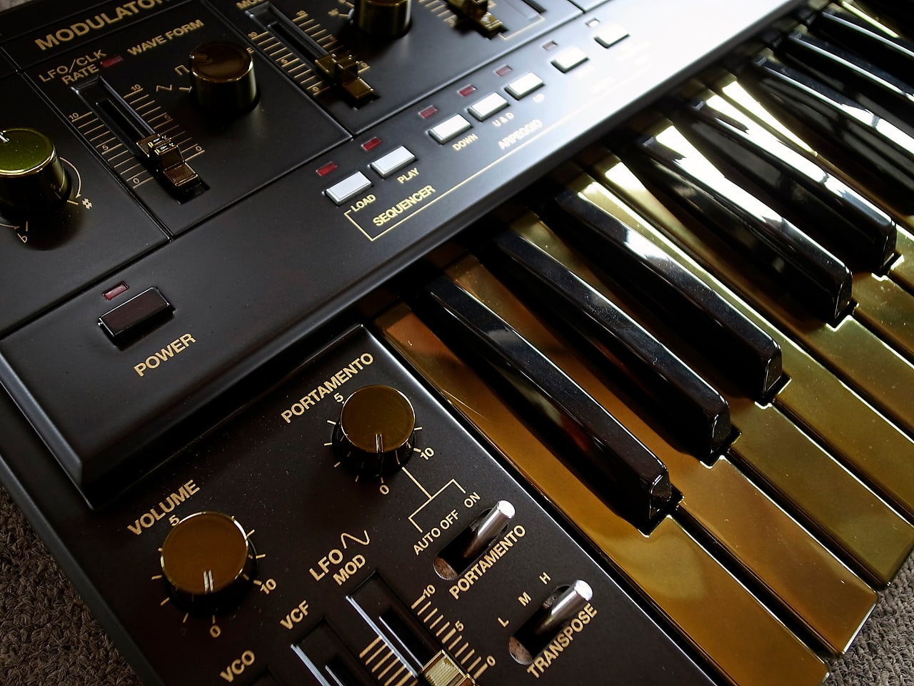 Goldzilla [Deluxe Bundle With Sexy Synth Wallpapers]