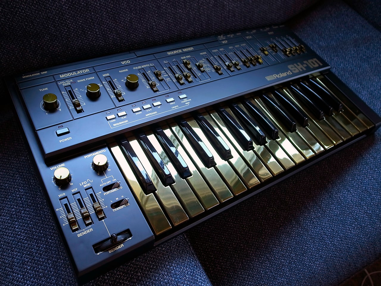 Goldzilla [Deluxe Bundle With Sexy Synth Wallpapers]