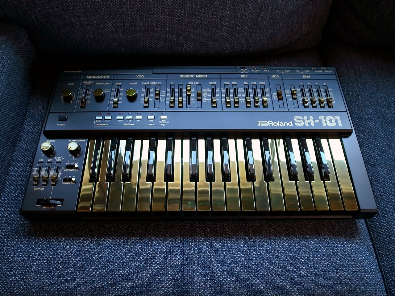 Goldzilla [Deluxe Bundle With Sexy Synth Wallpapers]