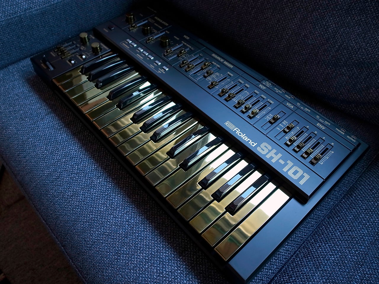 Goldzilla [Deluxe Bundle With Sexy Synth Wallpapers]
